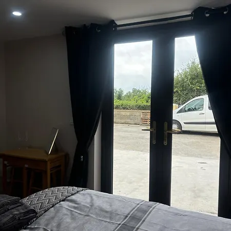 Private Detached Small Bedroom And Bathroom Only- This Is Not An Apartment- No Clothes Storage- No Cooking Facilities