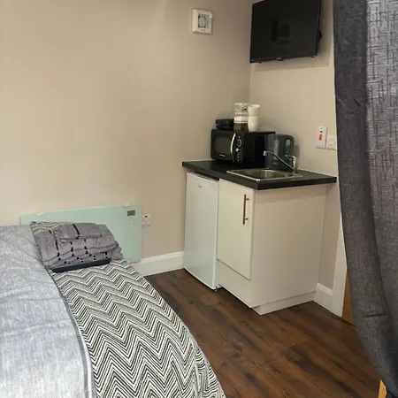 Apartment Private Detached Small Bedroom And Bathroom Only- Is Not An *