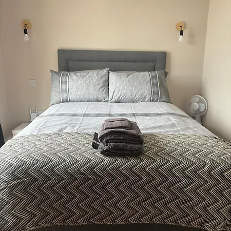 Apartment Private Detached Small Bedroom And Bathroom Only- Is Not An