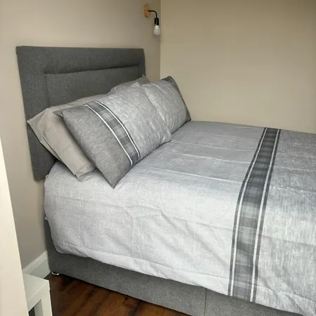Private Detached Small Bedroom And Bathroom Only- This Is Not An Apartment- No Clothes Storage- No Cooking Facilities Butlersbridge