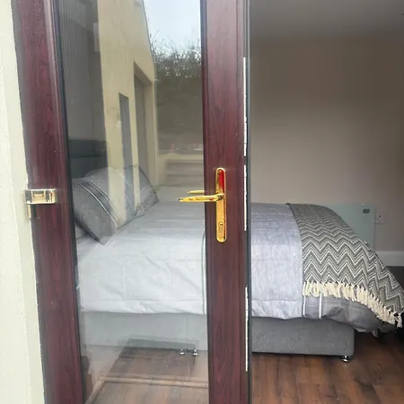 Apartamento Private Detached Small Bedroom And Bathroom Only- This Is Not An Apartment- No Clothes Storage- No Cooking Facilities *