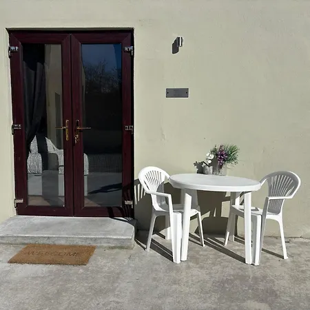 Private Detached Small Bedroom And Bathroom Only- Is Not An * Butlersbridge