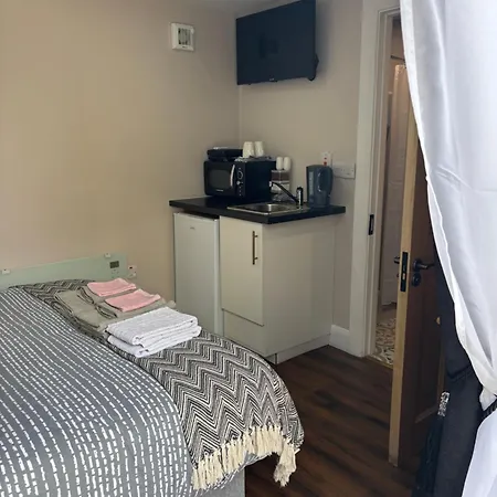Private Detached Small Bedroom And Bathroom Only- This Is Not An Apartment- No Clothes Storage- No Cooking Facilities Butlersbridge