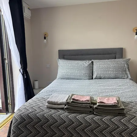 Private Detached Small Bedroom And Bathroom Only- This Is Not An Apartment- No Clothes Storage- No Cooking Facilities