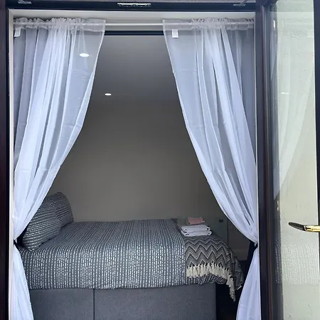 Apartamento Private Detached Small Bedroom And Bathroom Only- Is Not An Apartment- No Clothes Storage- No Cooking Facilities *