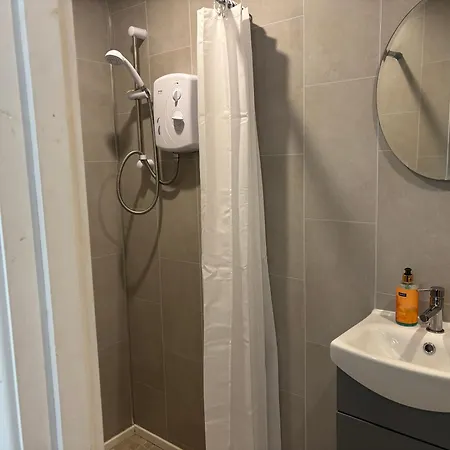 Private Detached Small Bedroom And Bathroom Only- Is Not An Apartment- No Clothes Storage- No Cooking Facilities Appartement