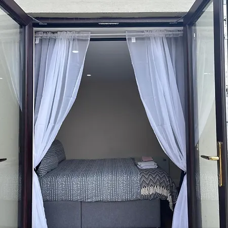 Private Detached Small Bedroom And Bathroom Only- This Is Not An Apartment- No Clothes Storage- No Cooking Facilities