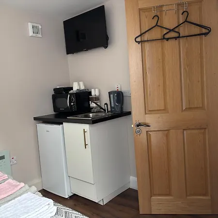 Private Detached Small Bedroom And Bathroom Only- Is Not An Apartment- No Clothes Storage- No Cooking Facilities Apartman