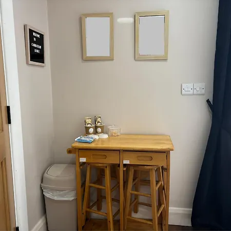 Apartman Private Detached Small Bedroom And Bathroom Only- Is Not An Apartment- No Clothes Storage- No Cooking Facilities *