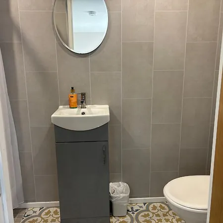 Apartman Private Detached Small Bedroom And Bathroom Only- Is Not An Apartment- No Clothes Storage- No Cooking Facilities Butlersbridge