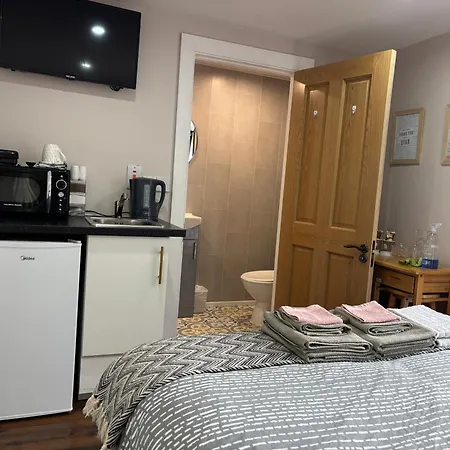 Private Detached Small Bedroom And Bathroom Only- This Is Not An Apartment- No Clothes Storage- No Cooking Facilities *