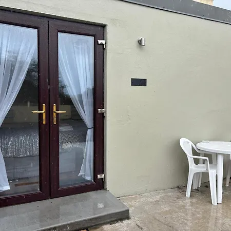 Private Detached Small Bedroom And Bathroom Only- Is Not An Apartment- No Clothes Storage- No Cooking Facilities Appartement