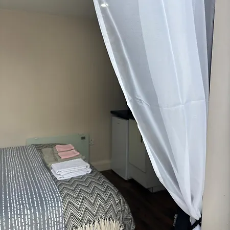 Apartamento Private Detached Small Bedroom And Bathroom Only- This Is Not An Apartment- No Clothes Storage- No Cooking Facilities