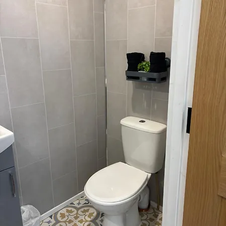 Private Detached Small Bedroom And Bathroom Only- This Is Not An Apartment- No Clothes Storage- No Cooking Facilities Apartamento *