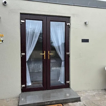 Appartement Private Detached Small Bedroom And Bathroom Only- Is Not An Apartment- No Clothes Storage- No Cooking Facilities *