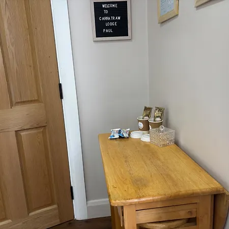 Private Detached Small Bedroom And Bathroom Only- This Is Not An Apartment- No Clothes Storage- No Cooking Facilities
