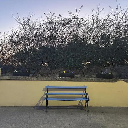 Private Detached Small Bedroom And Bathroom Only- Is Not An Apartment- No Clothes Storage- No Cooking Facilities Apartamento