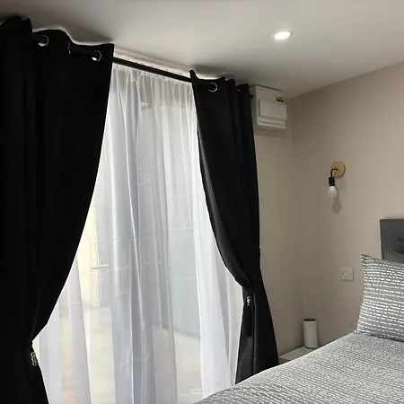 Apartamento Private Detached Small Bedroom And Bathroom Only- This Is Not An Apartment- No Clothes Storage- No Cooking Facilities