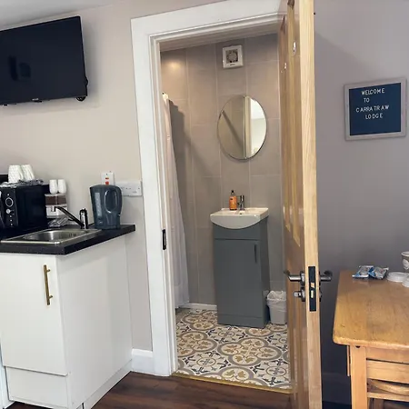 Private Detached Small Bedroom And Bathroom Only- Is Not An Apartment- No Clothes Storage- No Cooking Facilities Apartman *