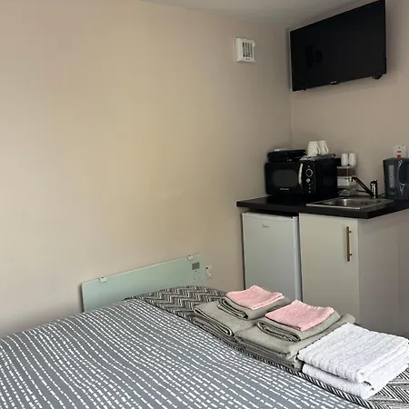 Private Detached Small Bedroom And Bathroom Only- Is Not An Apartment- No Clothes Storage- No Cooking Facilities Apartamento Butlersbridge