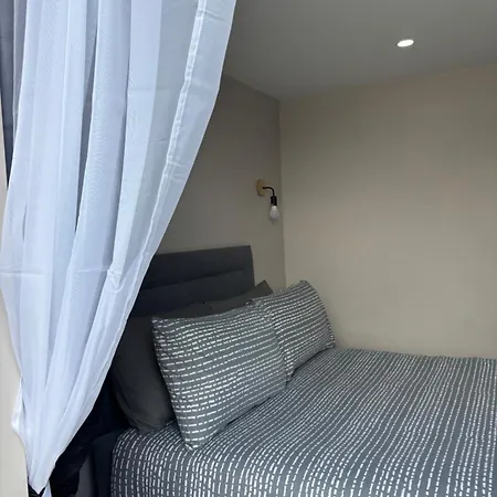 Apartman Private Detached Small Bedroom And Bathroom Only- Is Not An Apartment- No Clothes Storage- No Cooking Facilities *