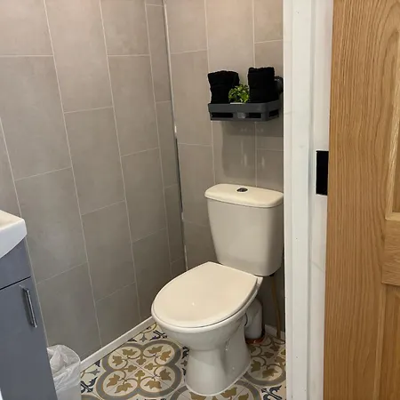 Apartamento Private Detached Small Bedroom And Bathroom Only- This Is Not An Apartment- No Clothes Storage- No Cooking Facilities *