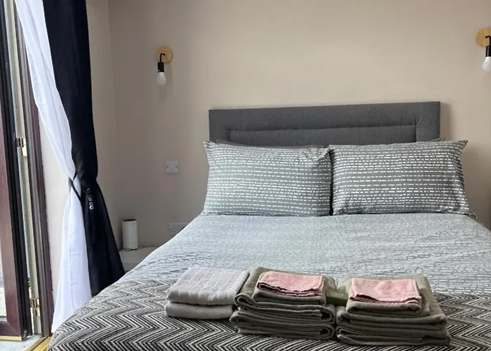 Private Detached Small Bedroom And Bathroom Only- Is Not An Apartment- No Clothes Storage- No Cooking Facilities