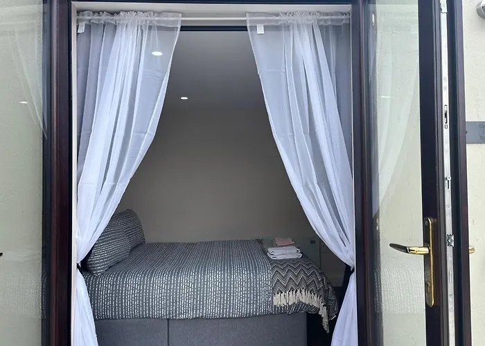 Apartamento Private Detached Small Bedroom And Bathroom Only- Is Not An Apartment- No Clothes Storage- No Cooking Facilities *