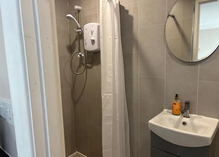 Private Detached Small Bedroom And Bathroom Only- Is Not An Apartment- No Clothes Storage- No Cooking Facilities Apartamento