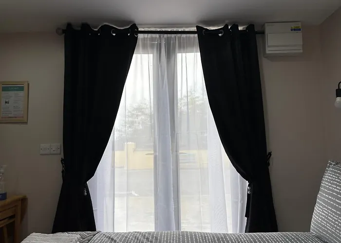 Apartamento Private Detached Small Bedroom And Bathroom Only- Is Not An Apartment- No Clothes Storage- No Cooking Facilities Butlersbridge