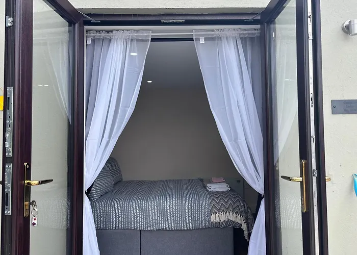 Private Detached Small Bedroom And Bathroom Only- Is Not An Apartment- No Clothes Storage- No Cooking Facilities
