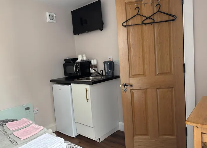 Private Detached Small Bedroom And Bathroom Only- Is Not An Apartment- No Clothes Storage- No Cooking Facilities Apartamento