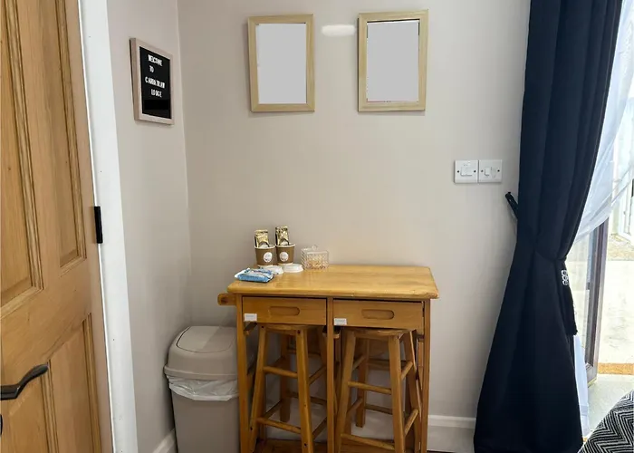 Apartamento Private Detached Small Bedroom And Bathroom Only- Is Not An Apartment- No Clothes Storage- No Cooking Facilities *