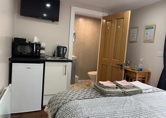 Private Detached Small Bedroom And Bathroom Only- Is Not An Apartment- No Clothes Storage- No Cooking Facilities *