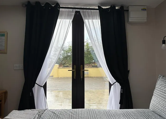 Private Detached Small Bedroom And Bathroom Only- Is Not An Apartment- No Clothes Storage- No Cooking Facilities
