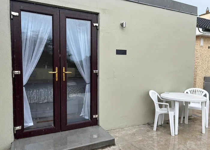 Private Detached Small Bedroom And Bathroom Only- Is Not An Apartment- No Clothes Storage- No Cooking Facilities Apartamento