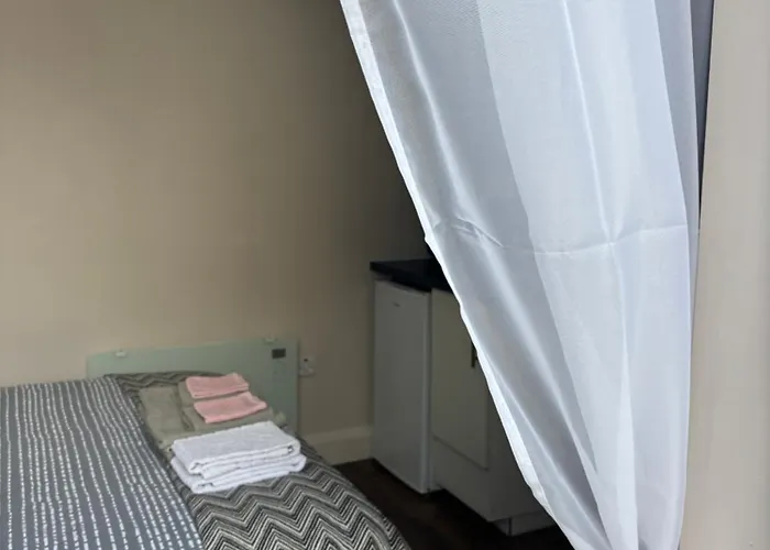 Apartamento Private Detached Small Bedroom And Bathroom Only- Is Not An Apartment- No Clothes Storage- No Cooking Facilities