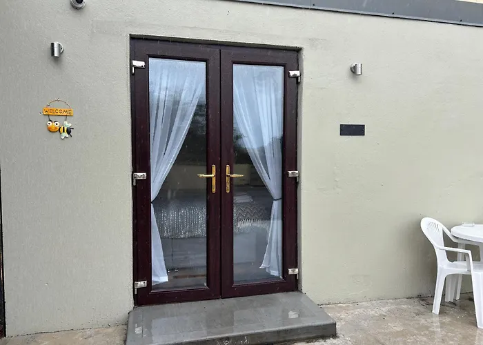 Apartamento Private Detached Small Bedroom And Bathroom Only- Is Not An Apartment- No Clothes Storage- No Cooking Facilities *