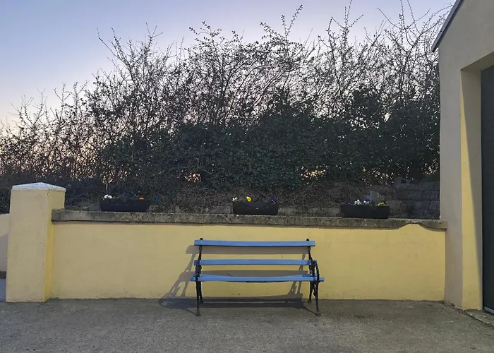Private Detached Small Bedroom And Bathroom Only- Is Not An Apartment- No Clothes Storage- No Cooking Facilities Apartamento