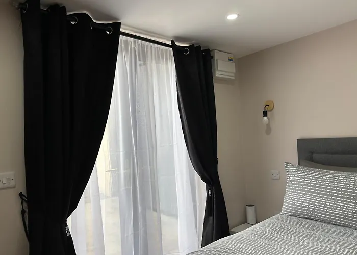 Apartamento Private Detached Small Bedroom And Bathroom Only- Is Not An Apartment- No Clothes Storage- No Cooking Facilities