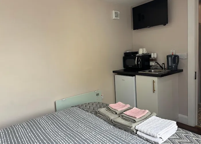 Private Detached Small Bedroom And Bathroom Only- Is Not An Apartment- No Clothes Storage- No Cooking Facilities Apartamento Butlersbridge