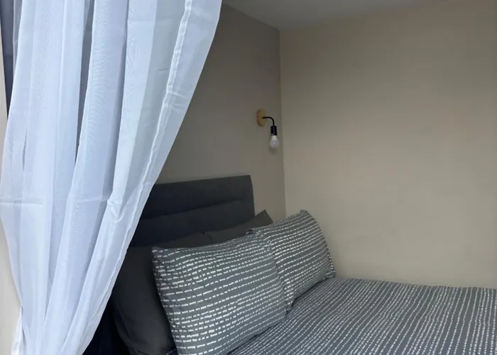 Apartamento Private Detached Small Bedroom And Bathroom Only- Is Not An Apartment- No Clothes Storage- No Cooking Facilities *