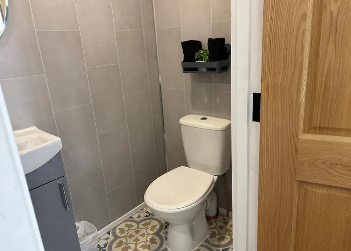 Apartamento Private Detached Small Bedroom And Bathroom Only- Is Not An Apartment- No Clothes Storage- No Cooking Facilities *